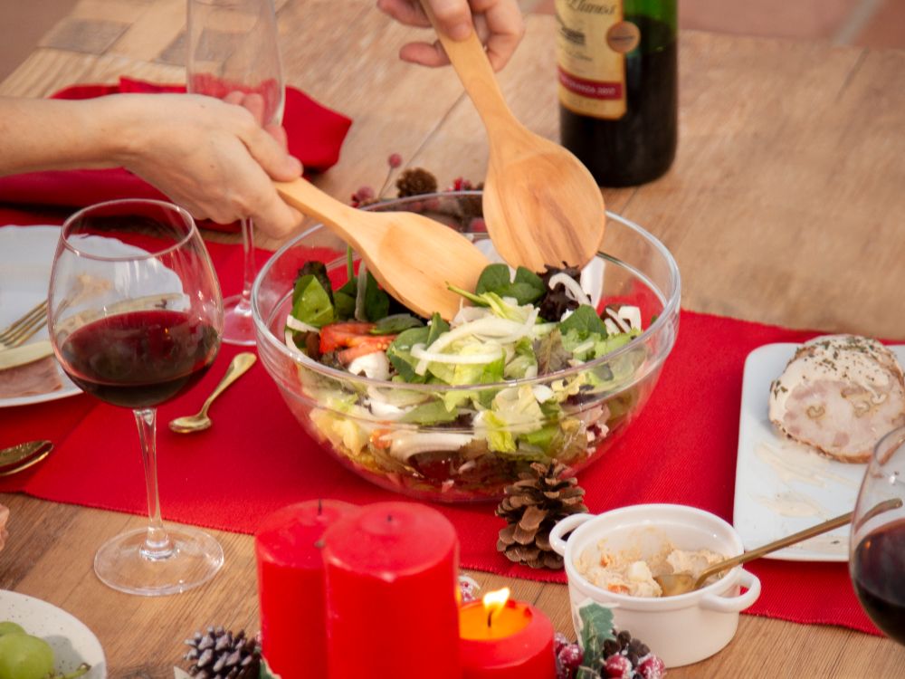 cabana den geli familia disfrutando de una cena navidena en el hemisferio sur