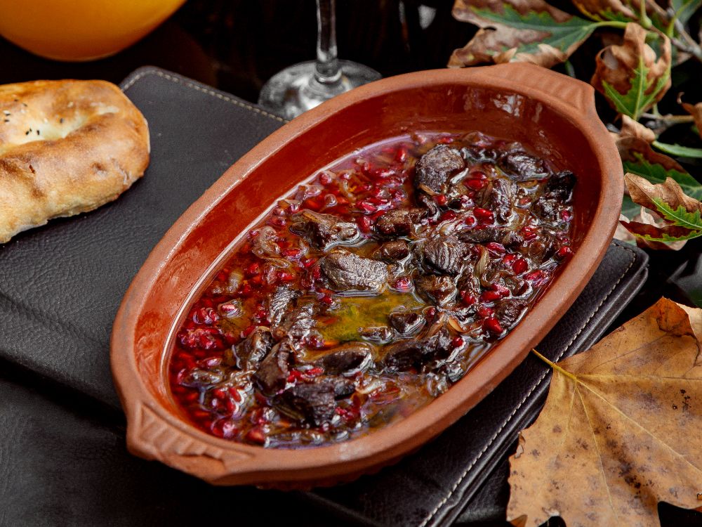 cabana-den-geli-plato-de-cordero-cocinado-con-cebolla-y-granada-en-aceite cabana den geli plato de cordero cocinado con cebolla y granada en aceite